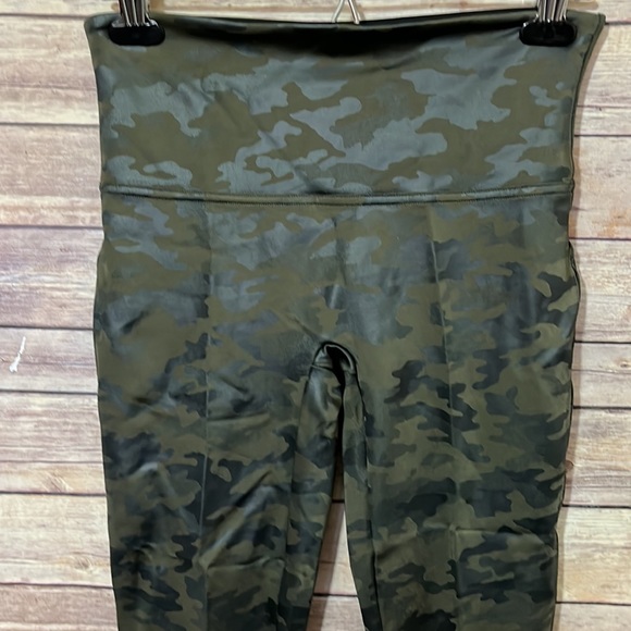Spanx Faux Leather High-Waist Green Camo Leggings Size Large - Picture 2 of 5